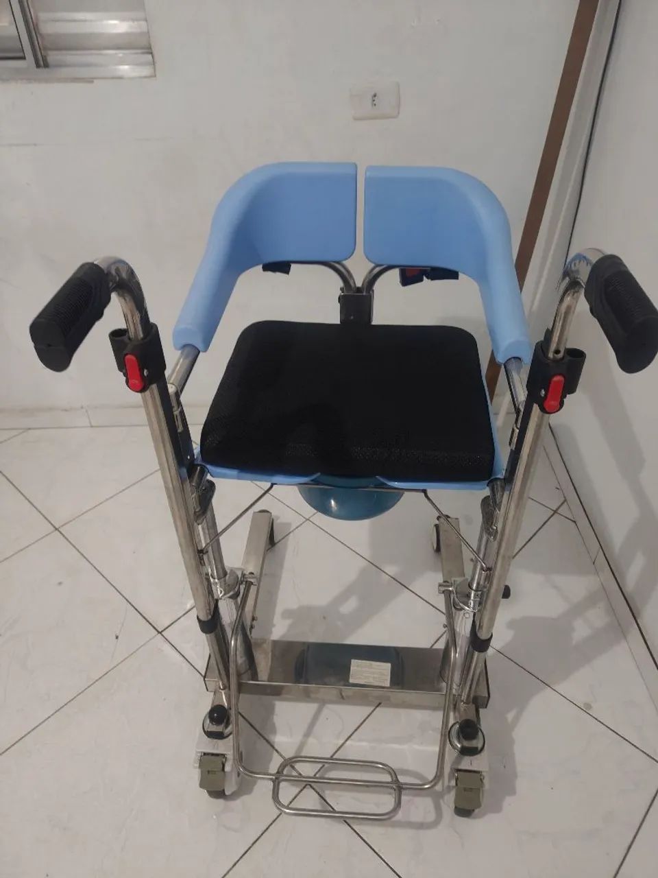 Cadeira de rodas banho e alimentação  - Foto 3