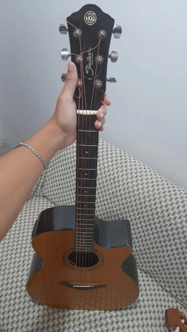 Violão Shelter elétrico. 