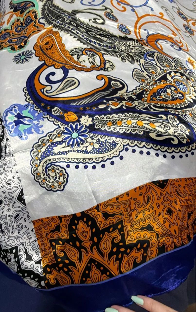 Lenço de cetim estampado nunca usado  - Foto 4