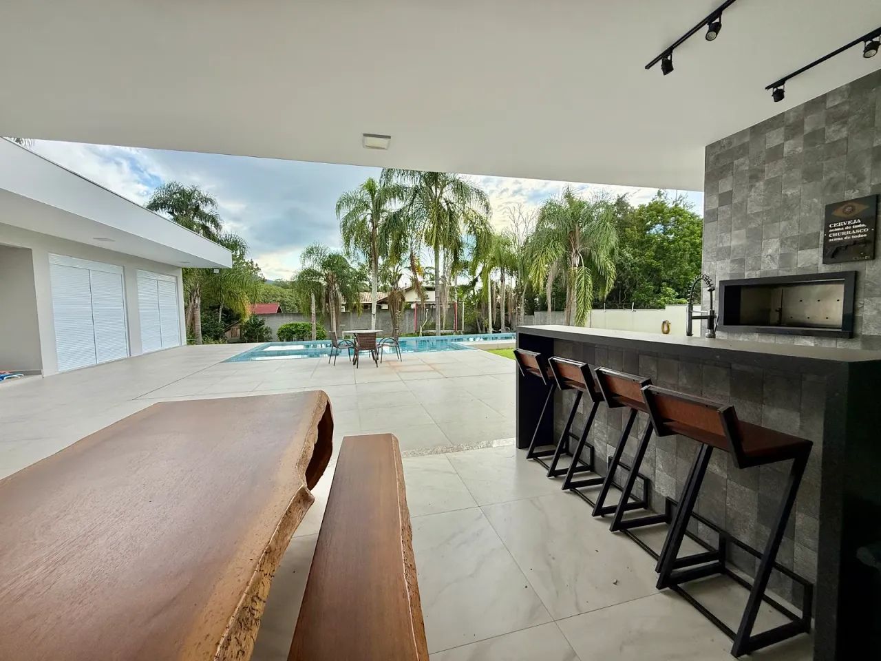 Casa de alto padrão com arquitetura sofisticada - Foto 4