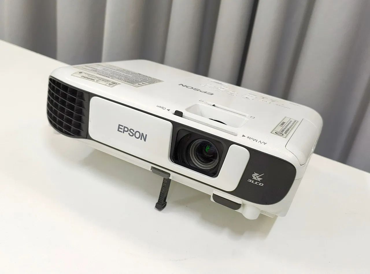 Projetor de vídeo da Epson com muito brilho pra ambiente iluminado 