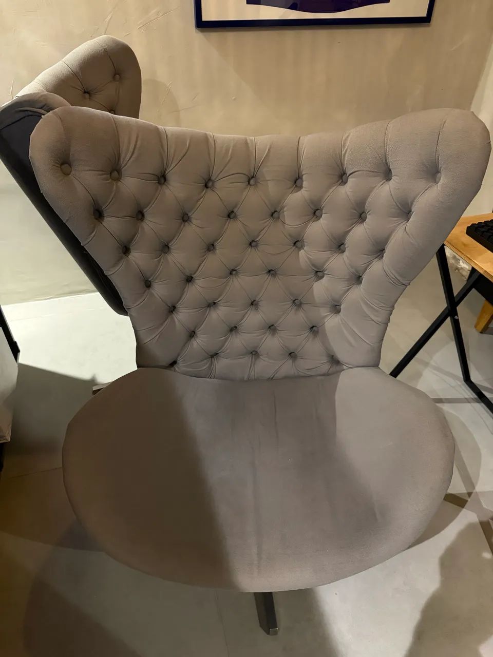 PAR DE POLTRONAS EGG CAPITONÊ GIRATÓRIAS EM SUEDE CINZA - EXCELENTE ESTADO - Foto 3