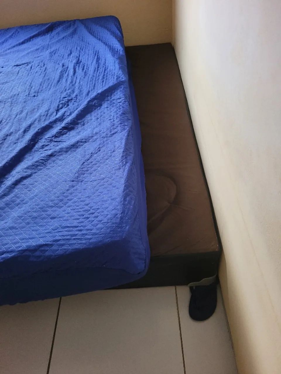 Cama de casal com base de madeira 