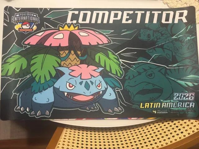 KIT BONÉ + PLAYMAT COMPETITOR Mega Venusaur - LAIC 2026 
