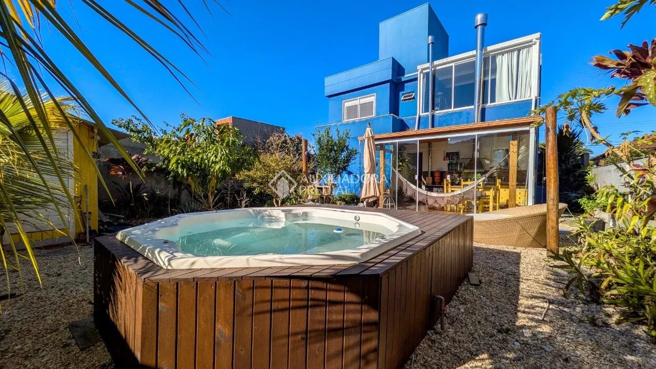 Oportunidade - Casa a 600 metros da Praia dos Açores