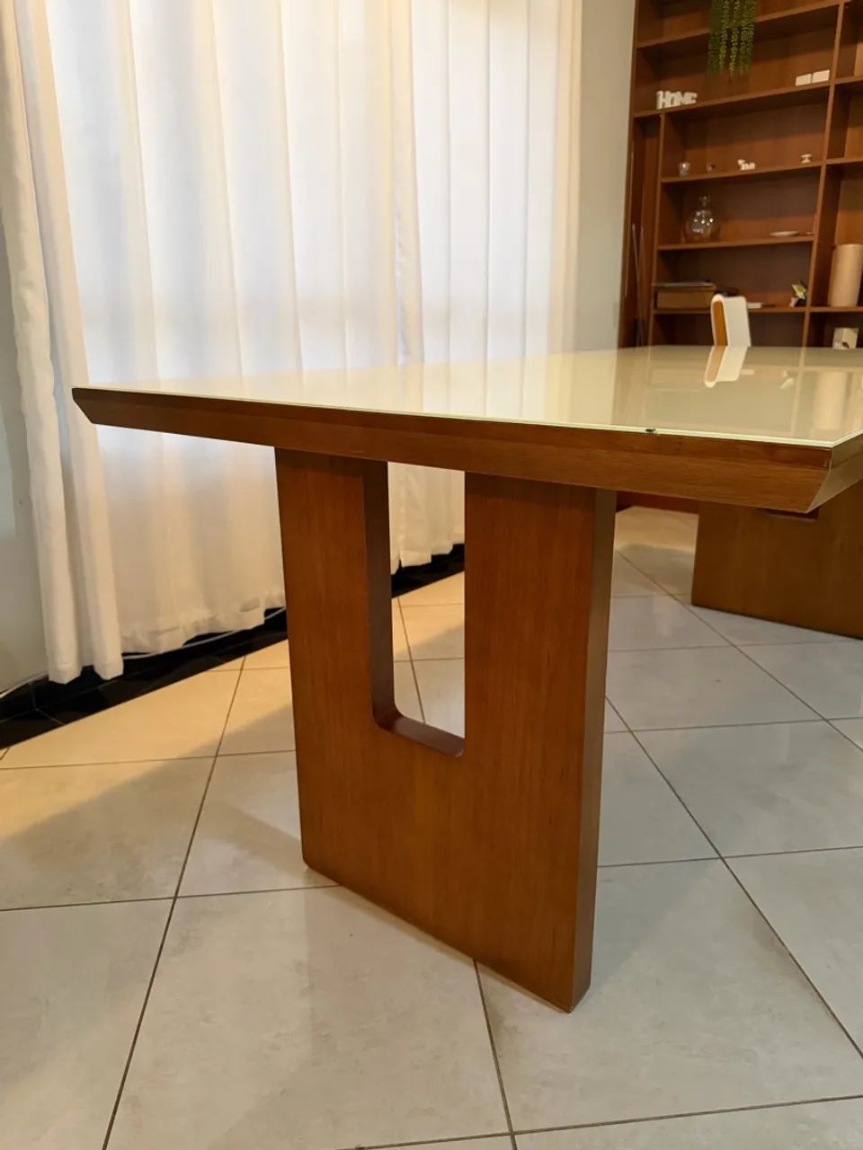 Mesa 6 lugares madeira maciça e vidro - Foto 4