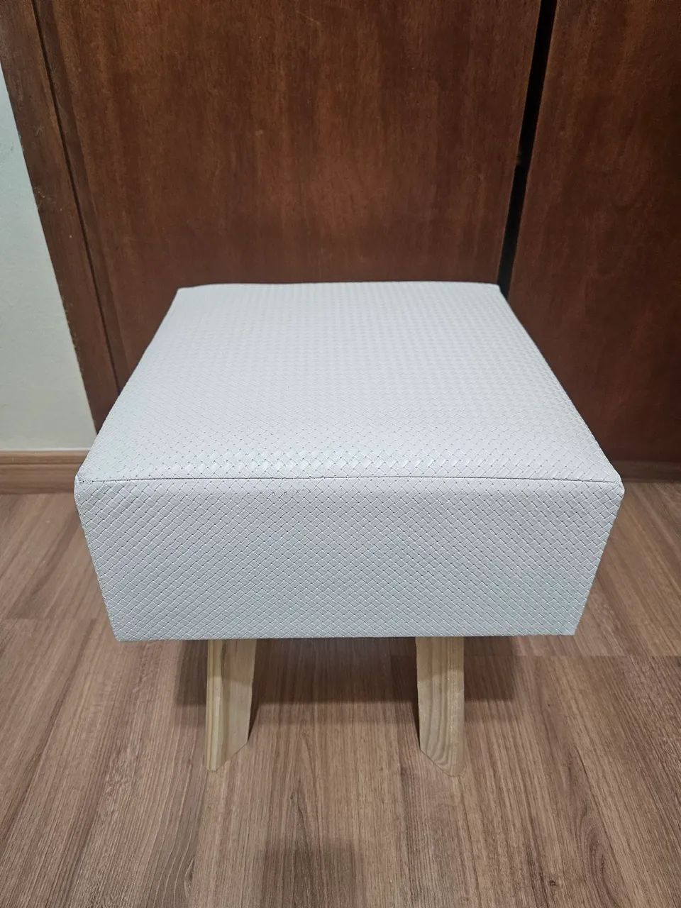 Puff Quadrado Pés De Madeira Estampa Decorativo Quarto Sala Cor Branco - Foto 4