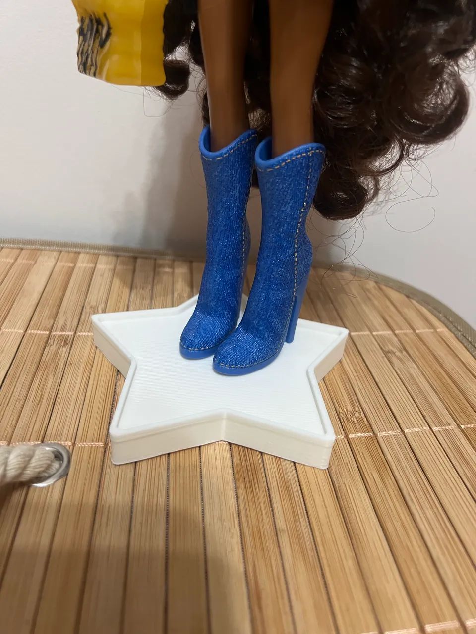 Kit 3 suportes boneca Bratz impressão 3D - Foto 2