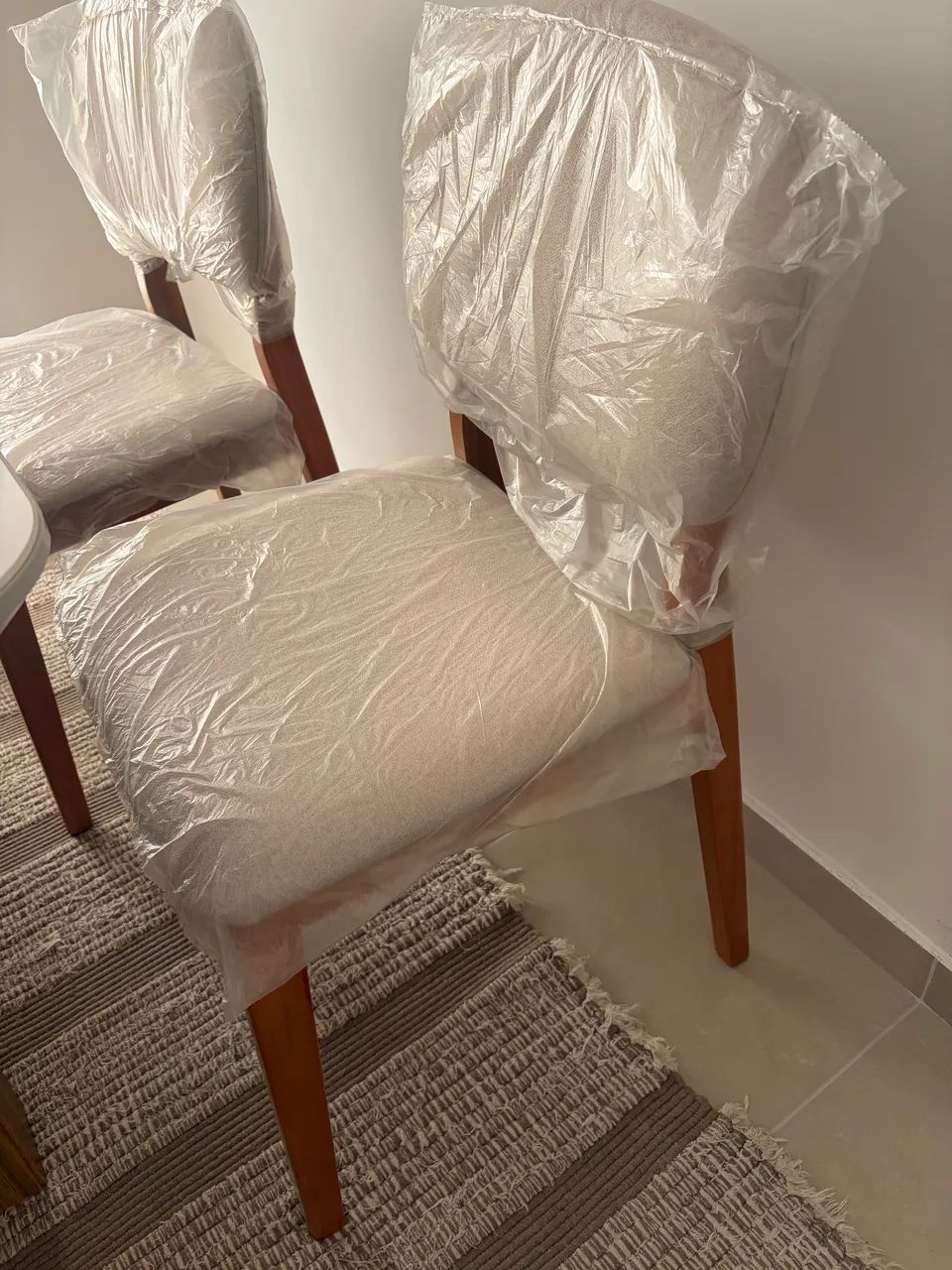Vendo 4 cadeiras novas e 1 mesa 