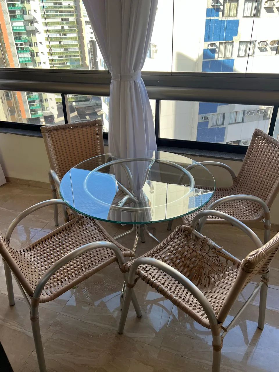 Mesa e cadeiras para área externa 