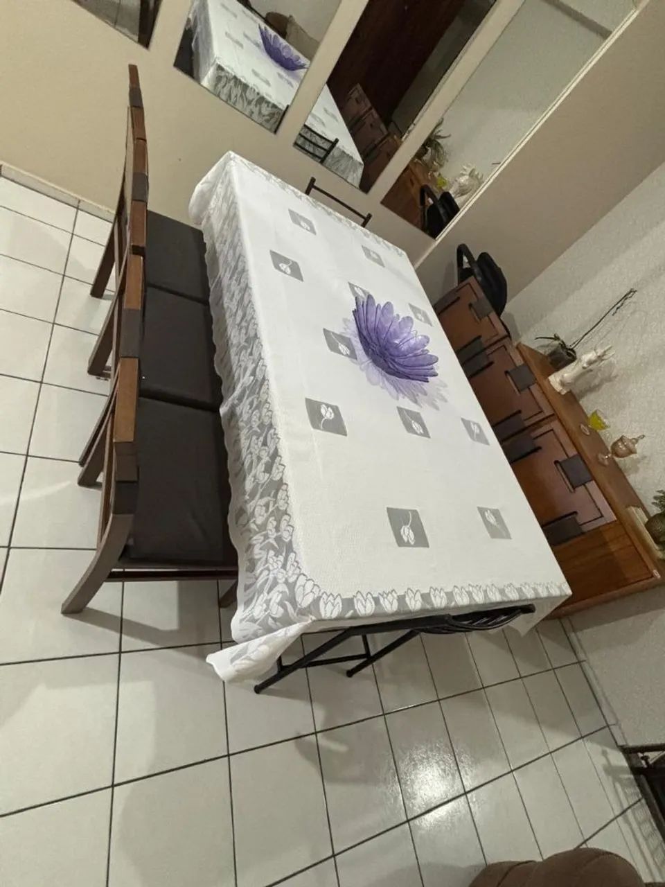 Mesa de Jantar de Madeira + 6 Cadeiras Estofadas - R$ 1.600