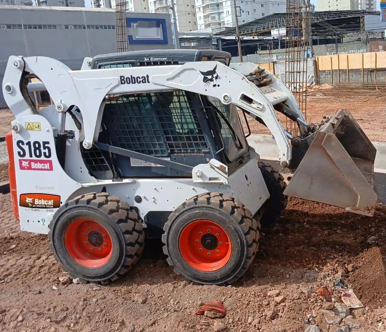 Mini Carregadeira Bobcat S185 cabinada e ar condicionado 