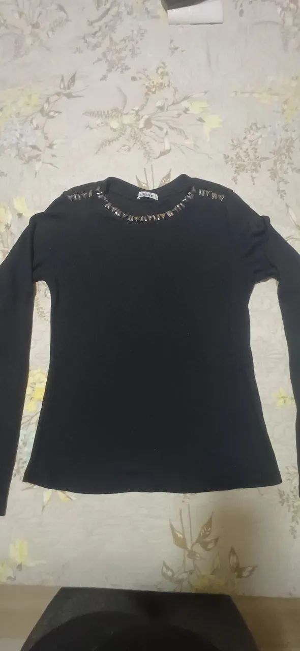 Blusinha P detalhes gola 