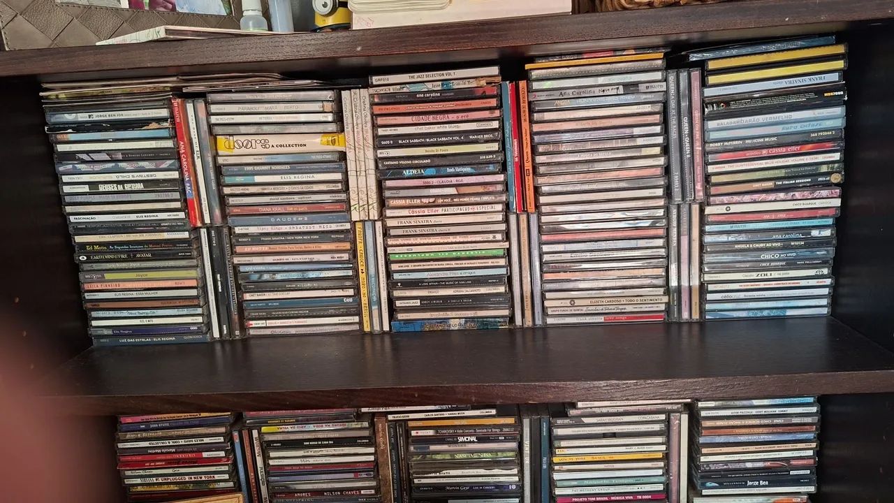 Lote com 300 CDs   variados estilos 