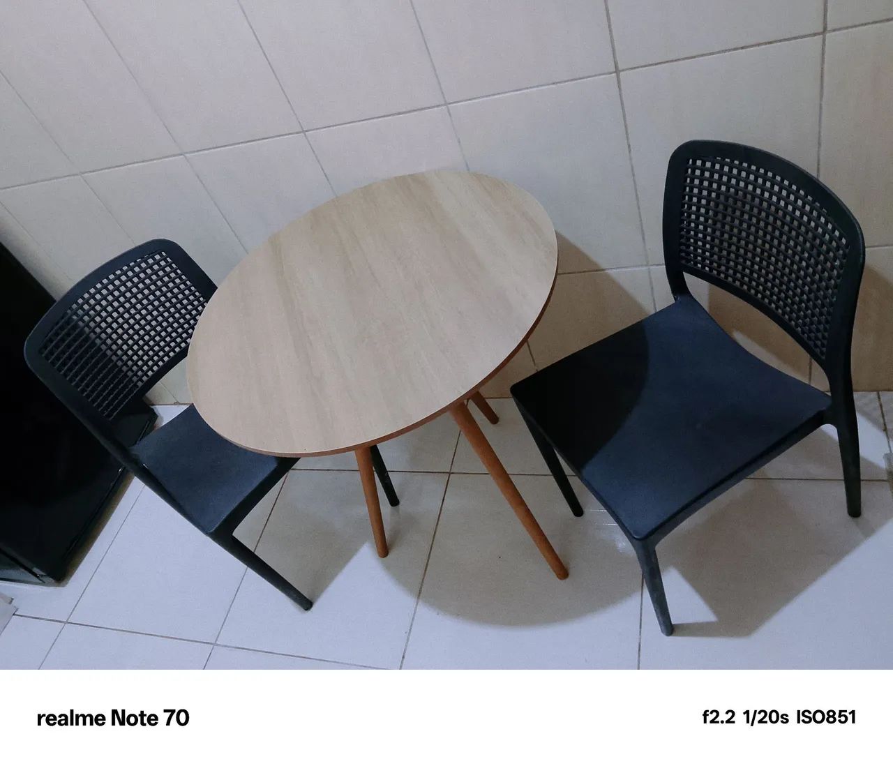 Vende se uma mesa com duas cadeiras  - Foto 2