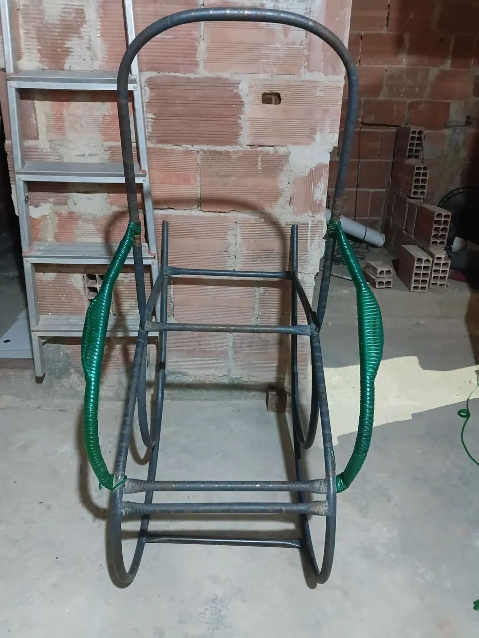 Vendo esse esqueleto de cadeira de balanço. 