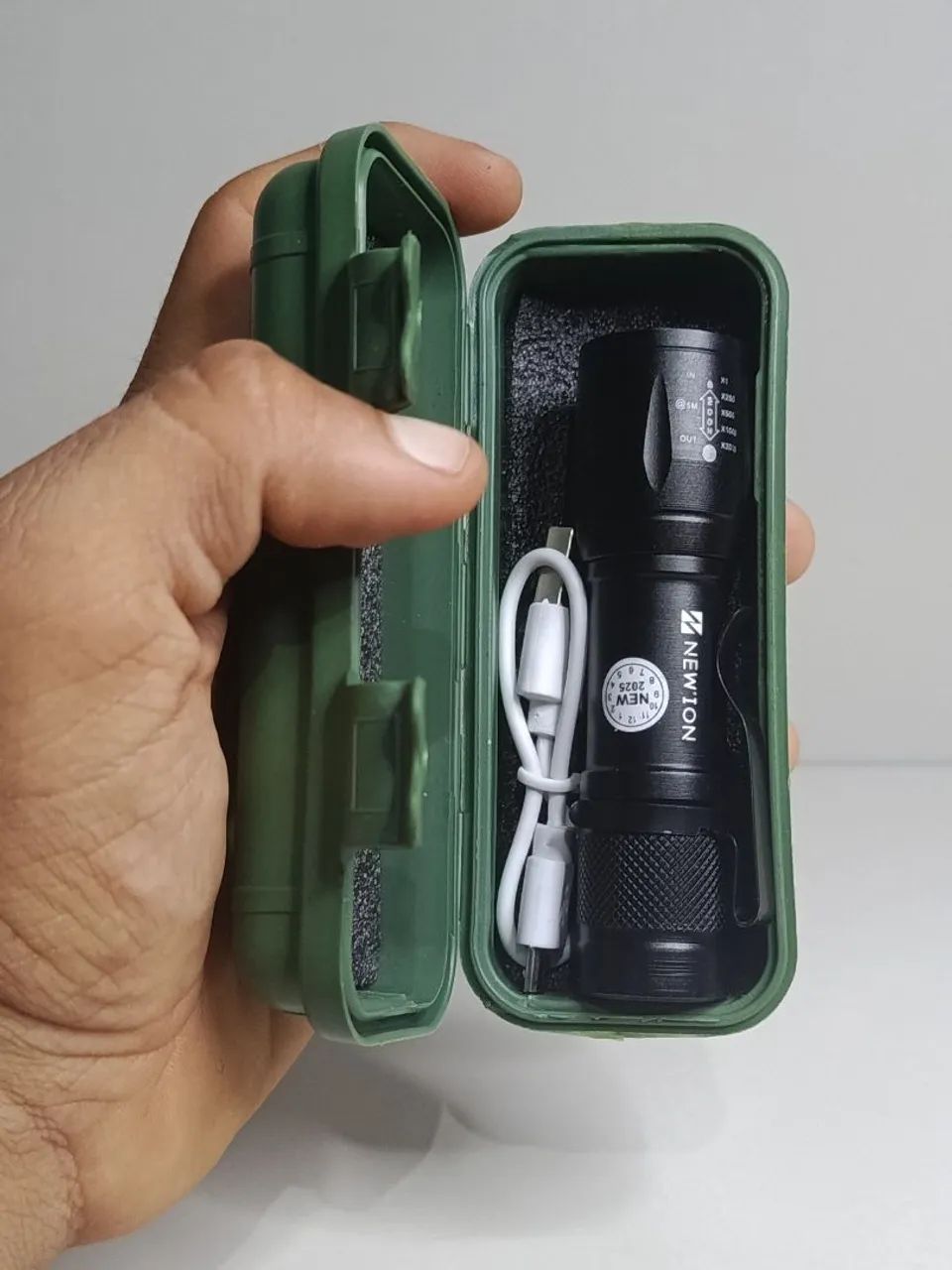 Mini Lanterna LED Recarregável USB + Case - Forte e Portátil - Foto 2