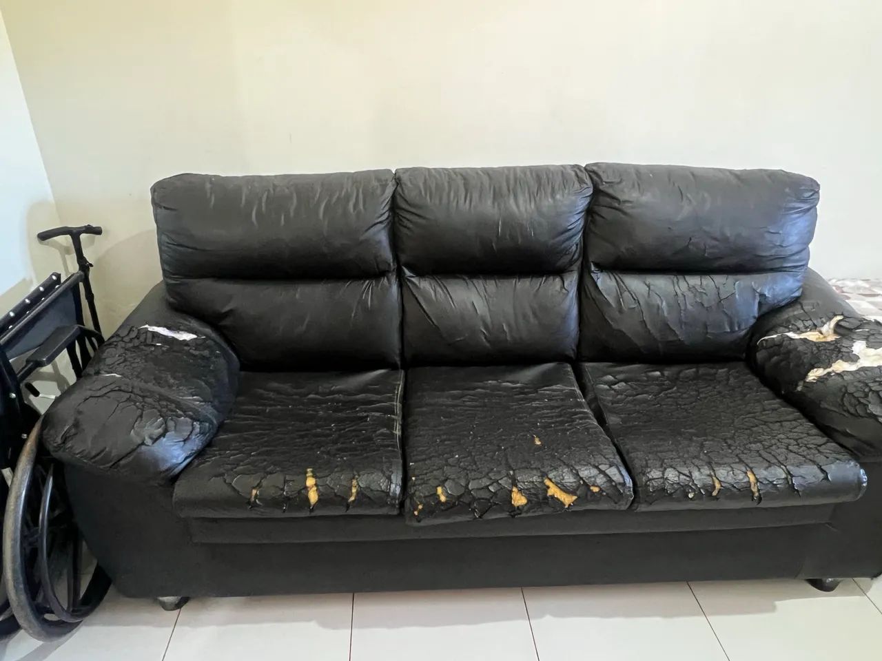 Sofá de couro 2 e 3 lugares preto usado  - Foto 4
