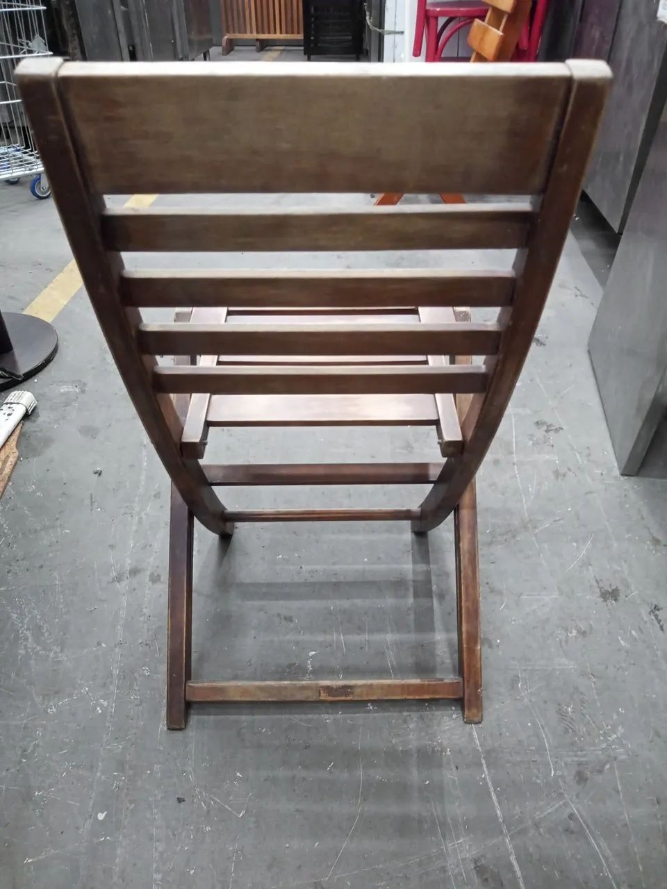 Cadeira de madeira , abre fecha, linda  - Foto 4