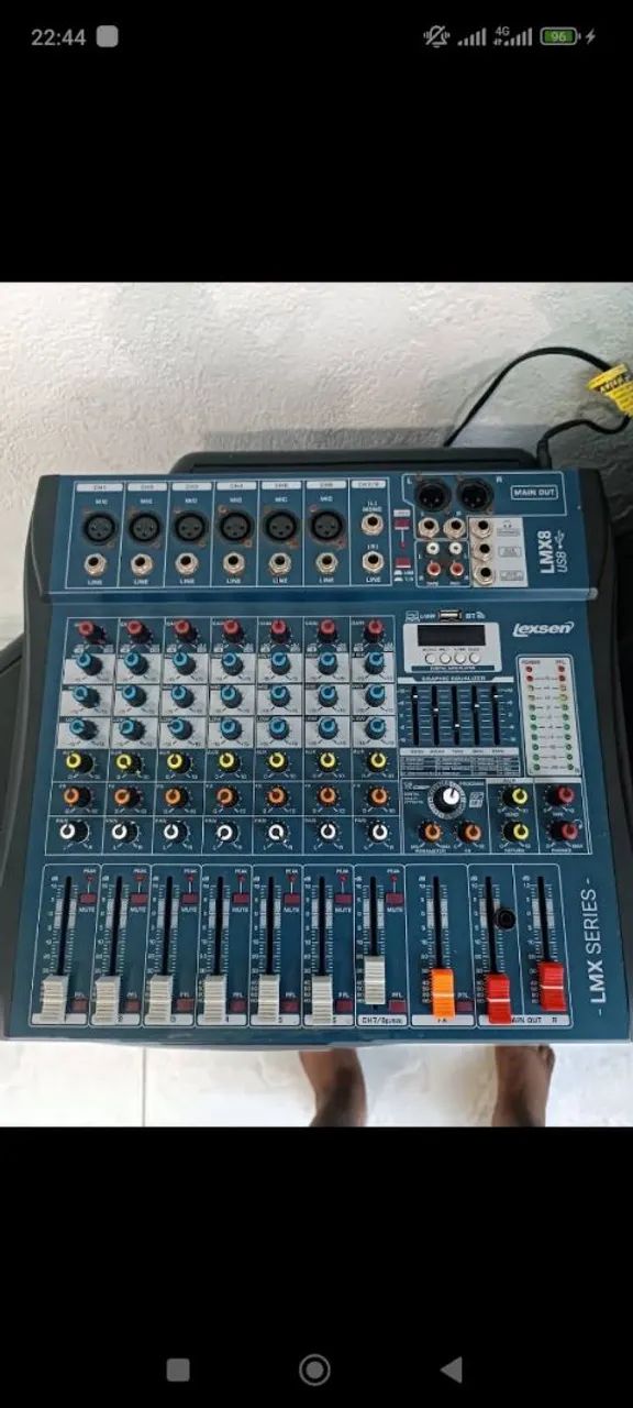 Vendo uma mesa de som, e microfone 