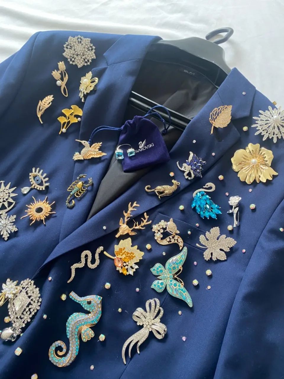 Blazer azul royal customizado peça única com broches e brilhos