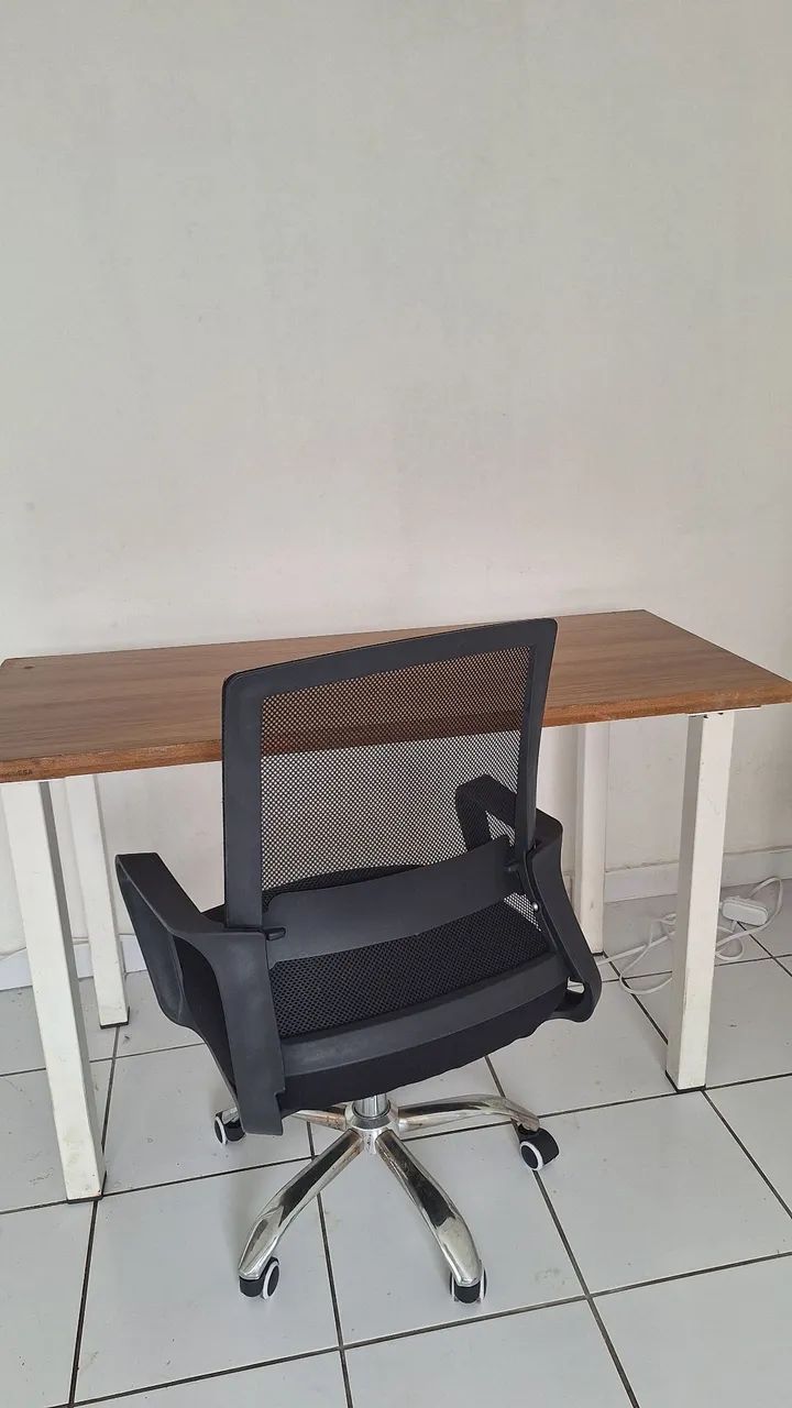 Mesa de trabalho e cadeira 