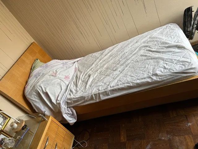 Cama de madeira com gaveta com colchão 