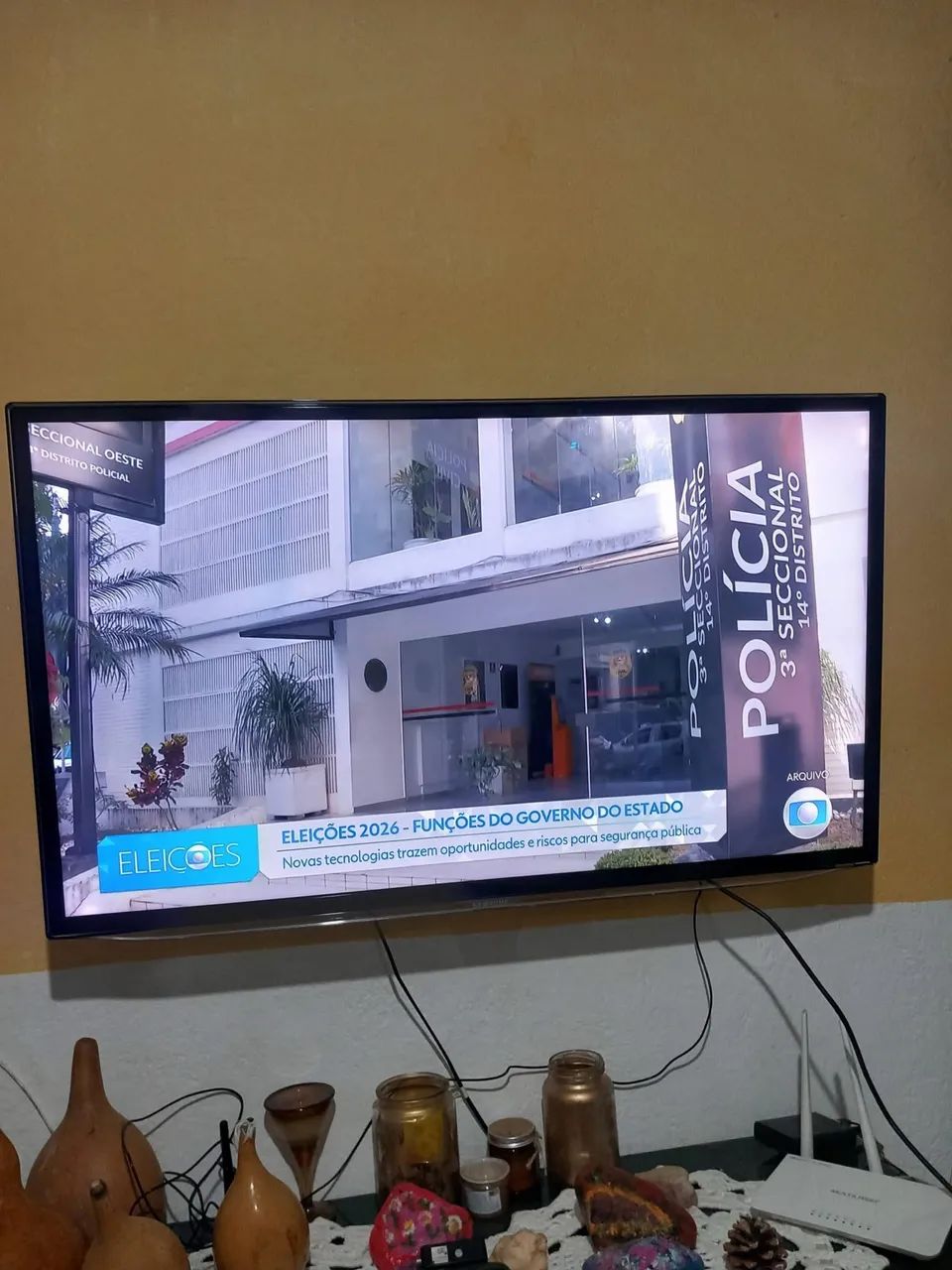  Smart TV LED de 40 polegadas Full HD da Samsung, com o código de modelo UN40ES6100G.