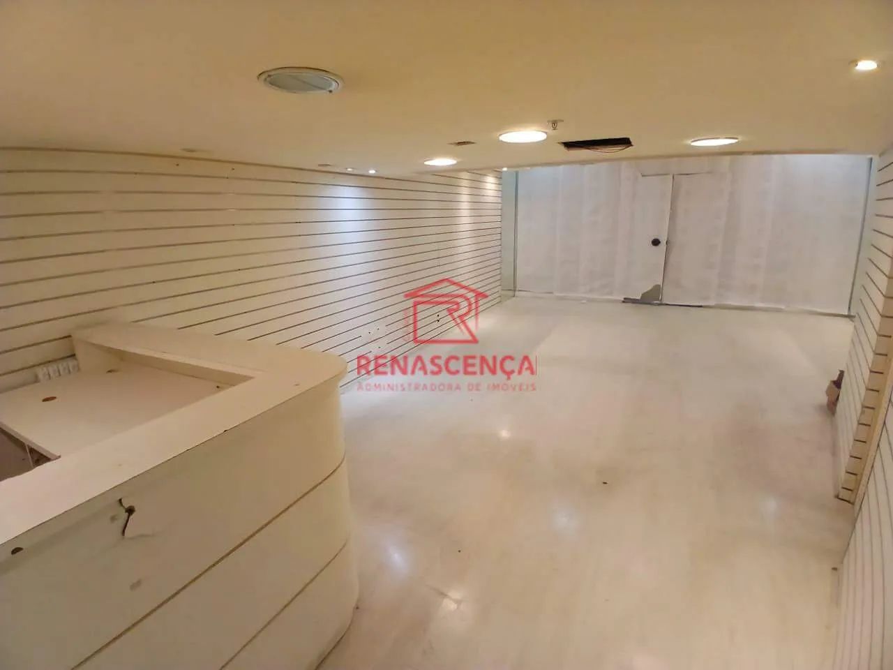 Loja Comercial no Shopping da Gávea.