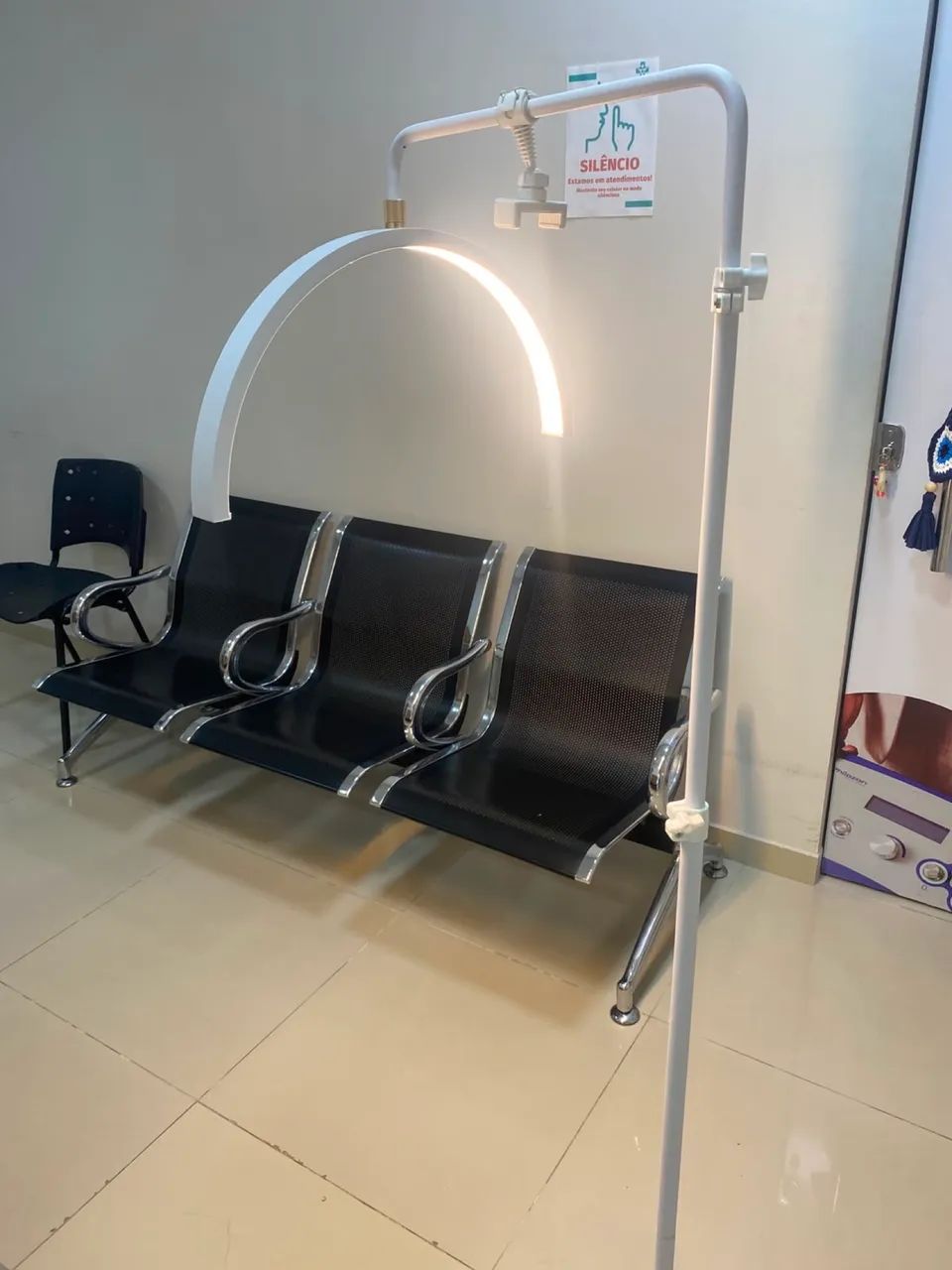 Luminária em led com suporte para celular  - Foto 2