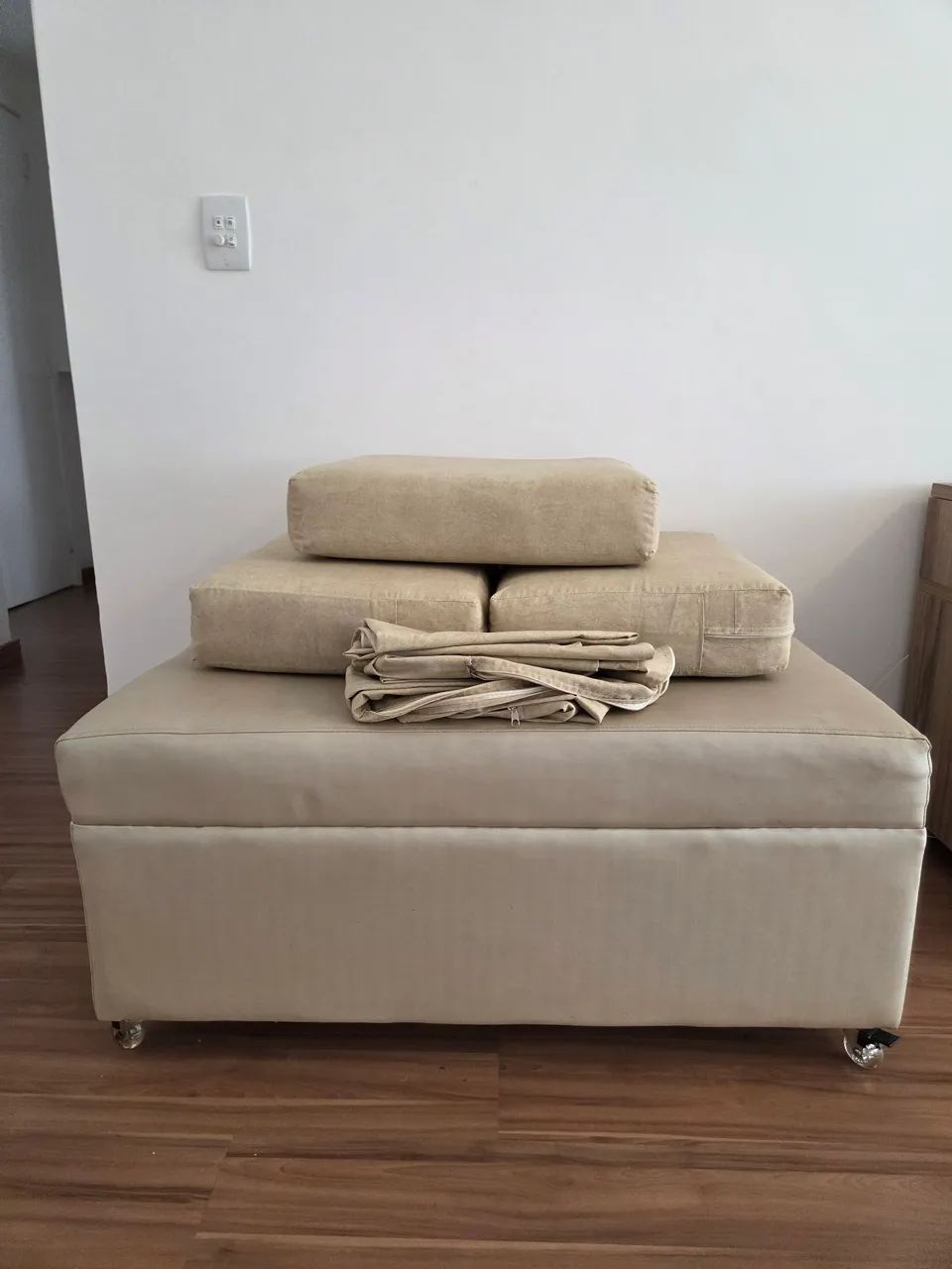 JOGO DE SOFÁ COM RODINHAS + PUFF GRANDE + ALMOFADAS SOBRESSALENTES COM CAPA - Foto 3