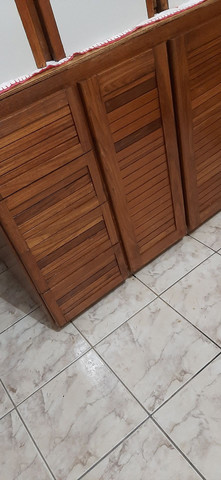 Armário em madeira, tem 4 gavetas e duas portas, e com uma divisória 99x 58 - Foto 3