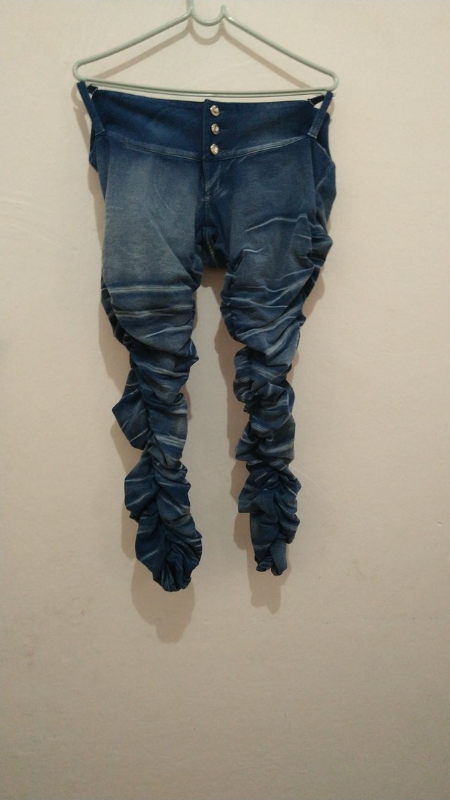 Calça jeans e com lycra
