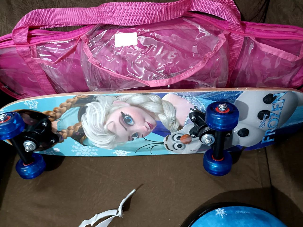 R$169.99 Skate Frozen com capacete e um par de proteção novo skate infantil 0km novo