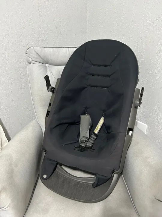 Carrinho de Bebê Importado - Marca Stokke - Preto com Bolinhas - Foto 2
