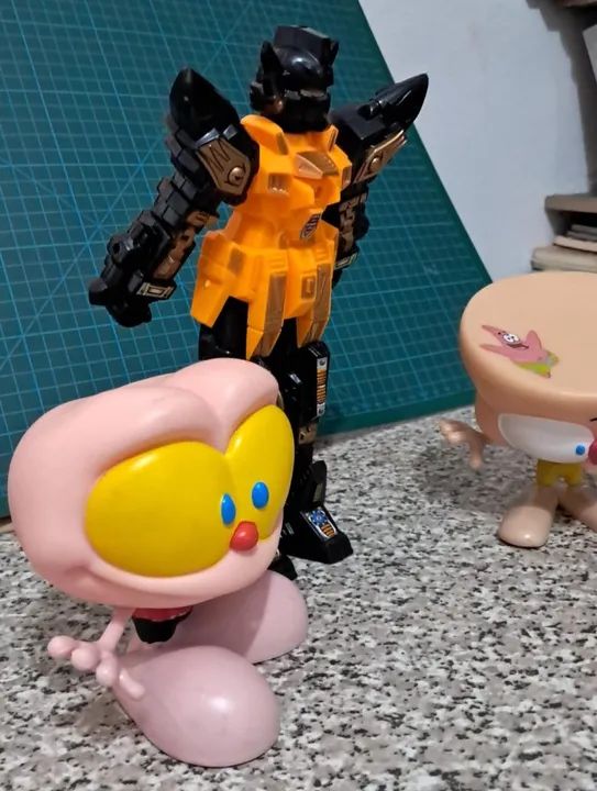 02 Bonecos cabeçudos e pesudos   e 1 Boneco robô articulável  plástico  - Foto 3