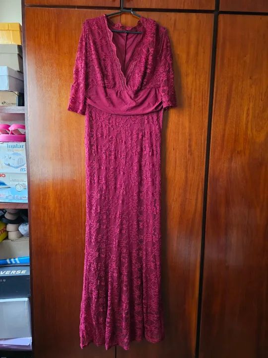 Vestido de renda vinho longo