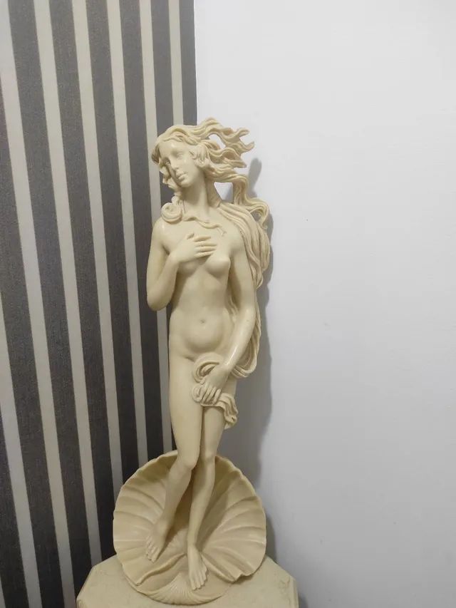 Estátua marmorizada com dente de elefante