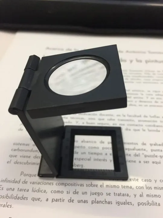 Lupa Retrátil com Iluminação