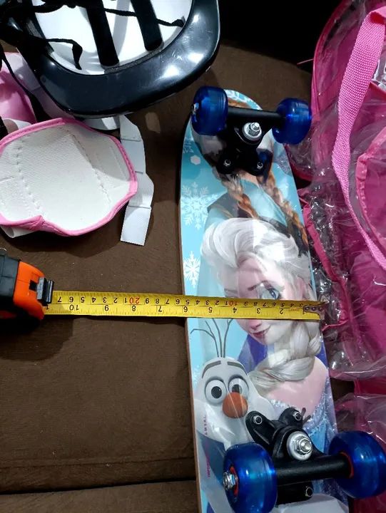 R$169.99 Skate Frozen com capacete e um par de proteção novo skate infantil 0km novo - Foto 2