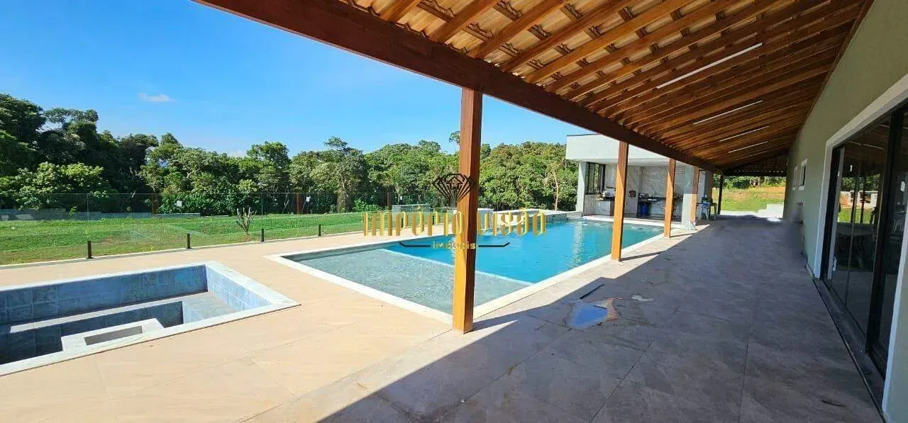 Chácara à venda com 25.000m² de terreno com 3 Suítes, Área Gourmet, Piscina e Pomar Frutíf
