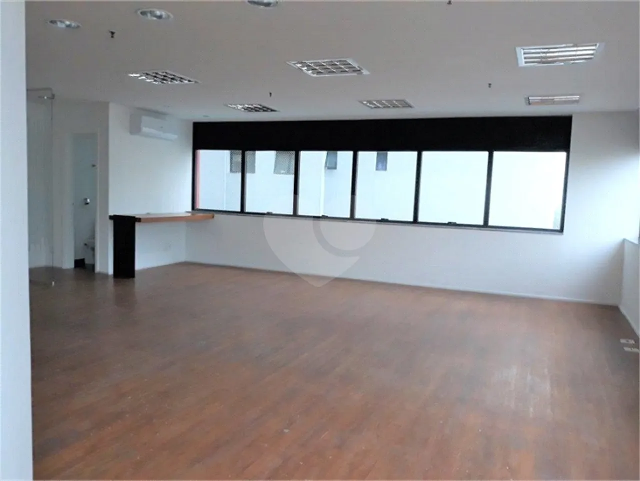 SALA COMERCIAL; COZINHA, 2 BANHEIROS, 2 VAGAS, PRÓXIMO A AV PAULISTA, METRÔ E HOSPITAIS.
