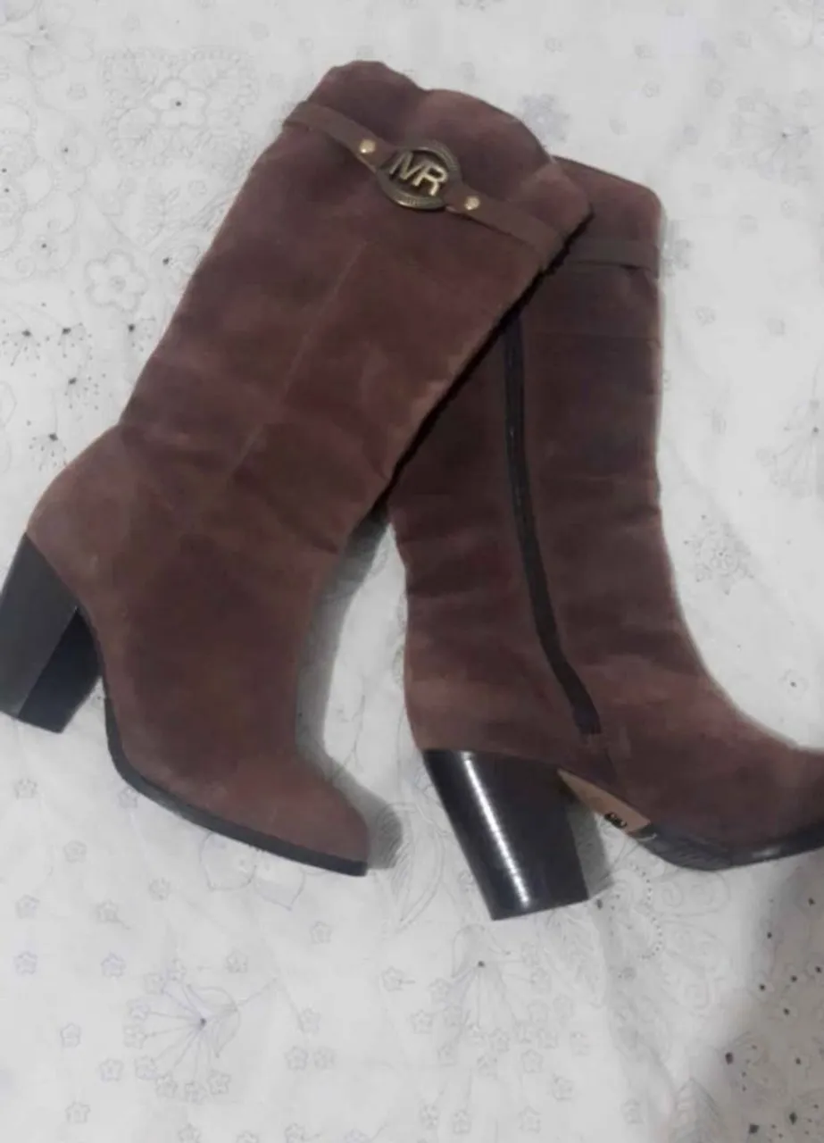 Botas de couro marrom com salto alto