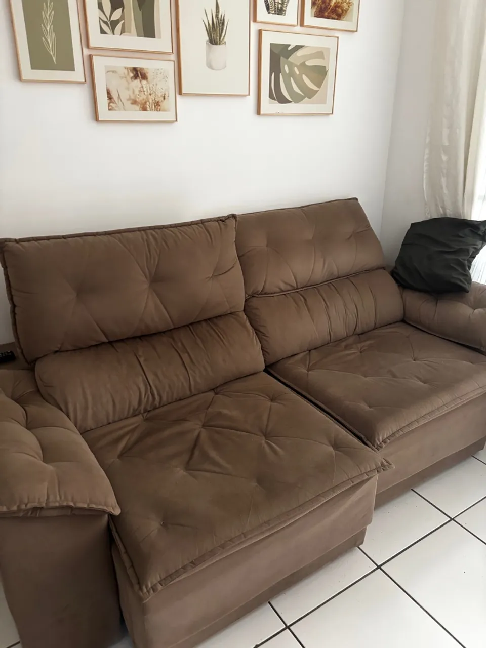 Sofá Marrom Confortável e Elegante