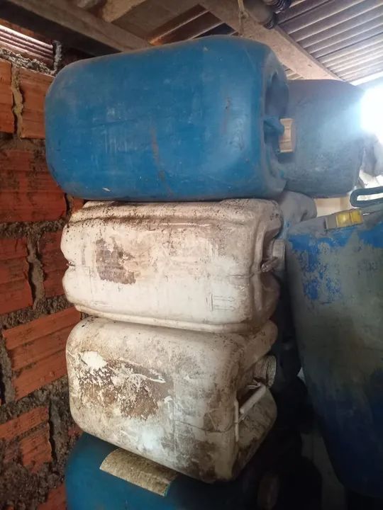 Vende se carotes de 20 litros a 15 reais a unidade *