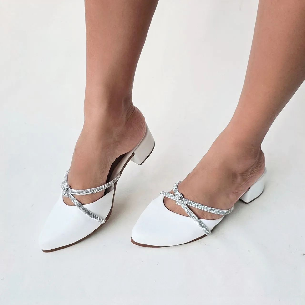 Mule Branco com Detalhes em Strass - Elegância nos seus pés!