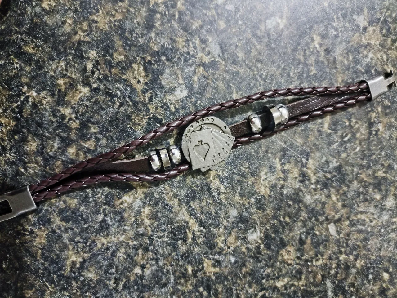 Pulseira de Couro com Detalhe de Cartas de Baralho