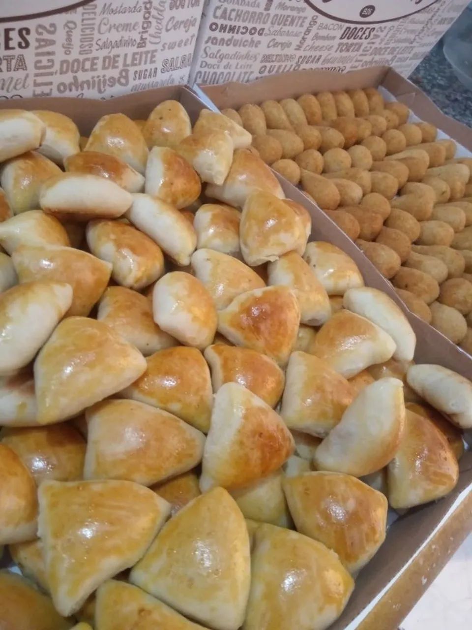 Salgados fritos, assados e mini pizza