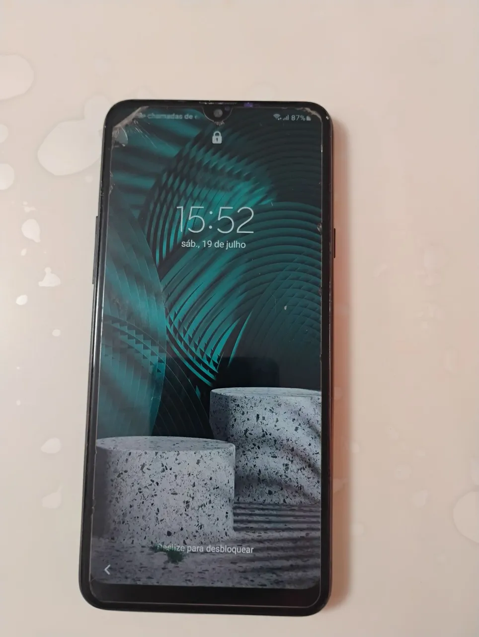 Smartphone Samsung com tela grande e design moderno