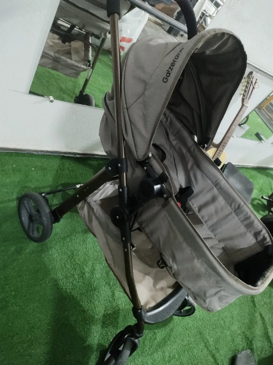 Carrinho de Bebe Galzerano Olympus Chocolate muito novo. Um dos melhores e mais seguros